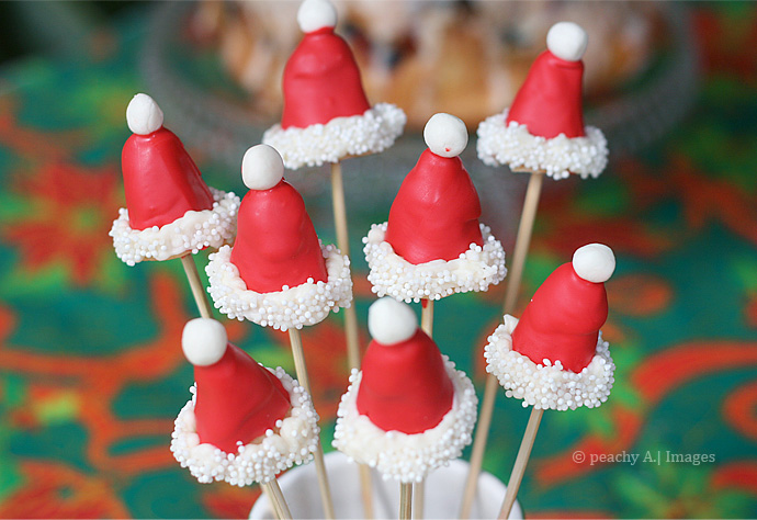 Santa Hat Cake Pops | www.thepeachkitchen.com