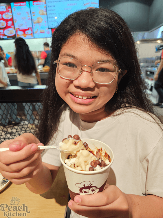 Twinkle with Jollibee Sundae made with kitkat